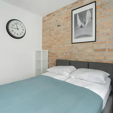 Spacious In A Quiet Area Of By Renters *