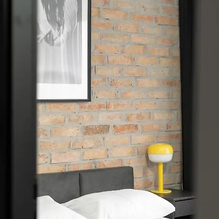 Spacious In A Quiet Area Of By Renters Апартаменты *