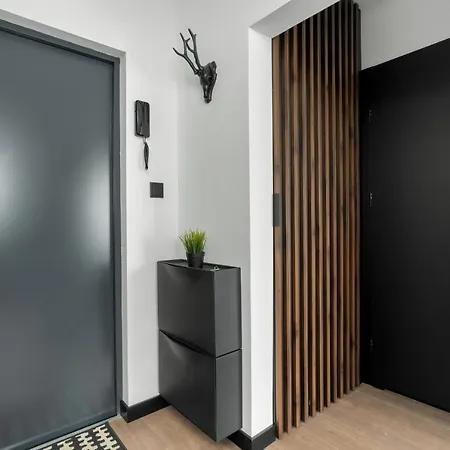 Spacious In A Quiet Area Of By Renters Апартаменты *