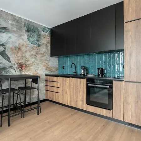 Spacious In A Quiet Area Of By Renters *